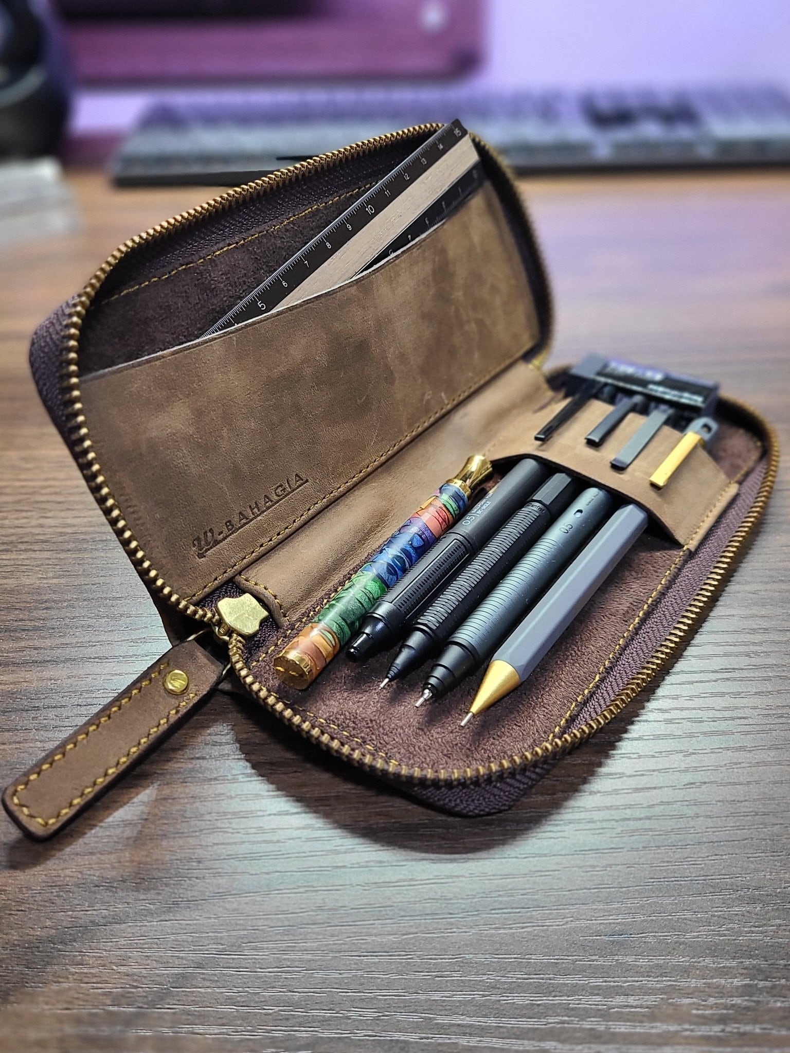 バハギア ペンケース コンパクト ラウンドジップ型 クレイジーホース